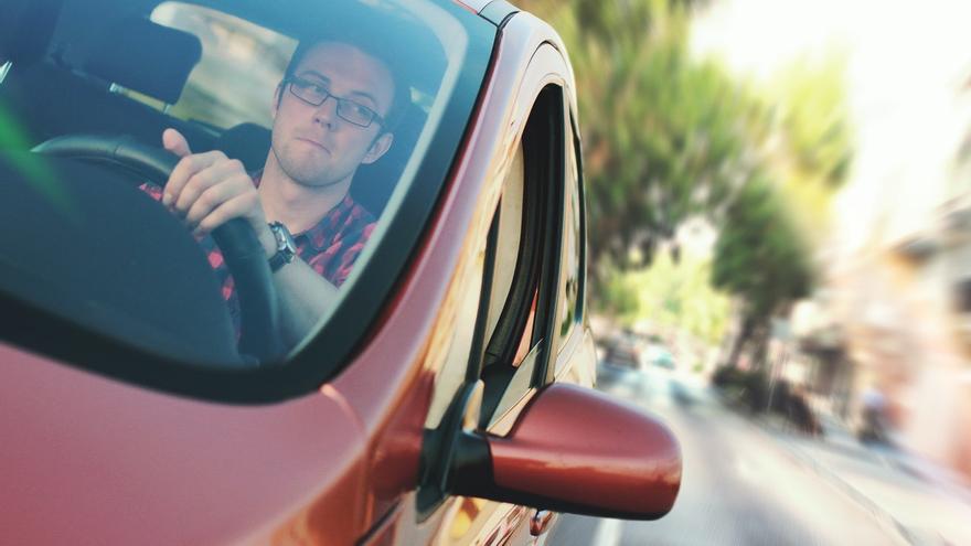 Nueva ley de Tráfico: La advertencia de la DGT para conductores con gafas o lentillas