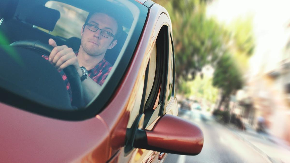 Hombre con gafas graduadas conduciendo.