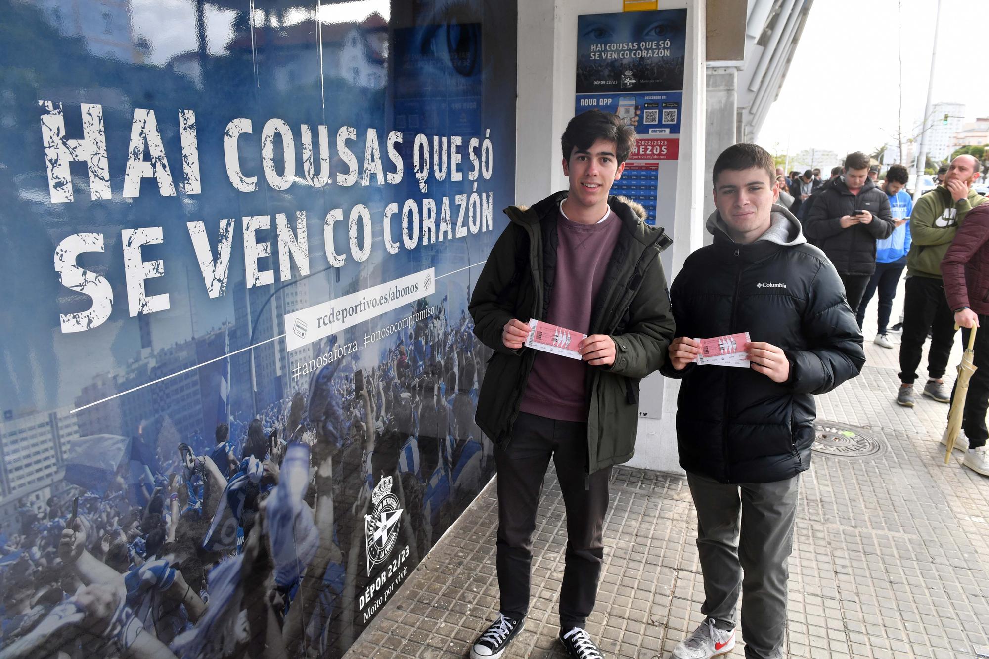 Colas en Riazor por las últimas entradas para el derbi Rácing de Ferrol - Deportivo en A Malata