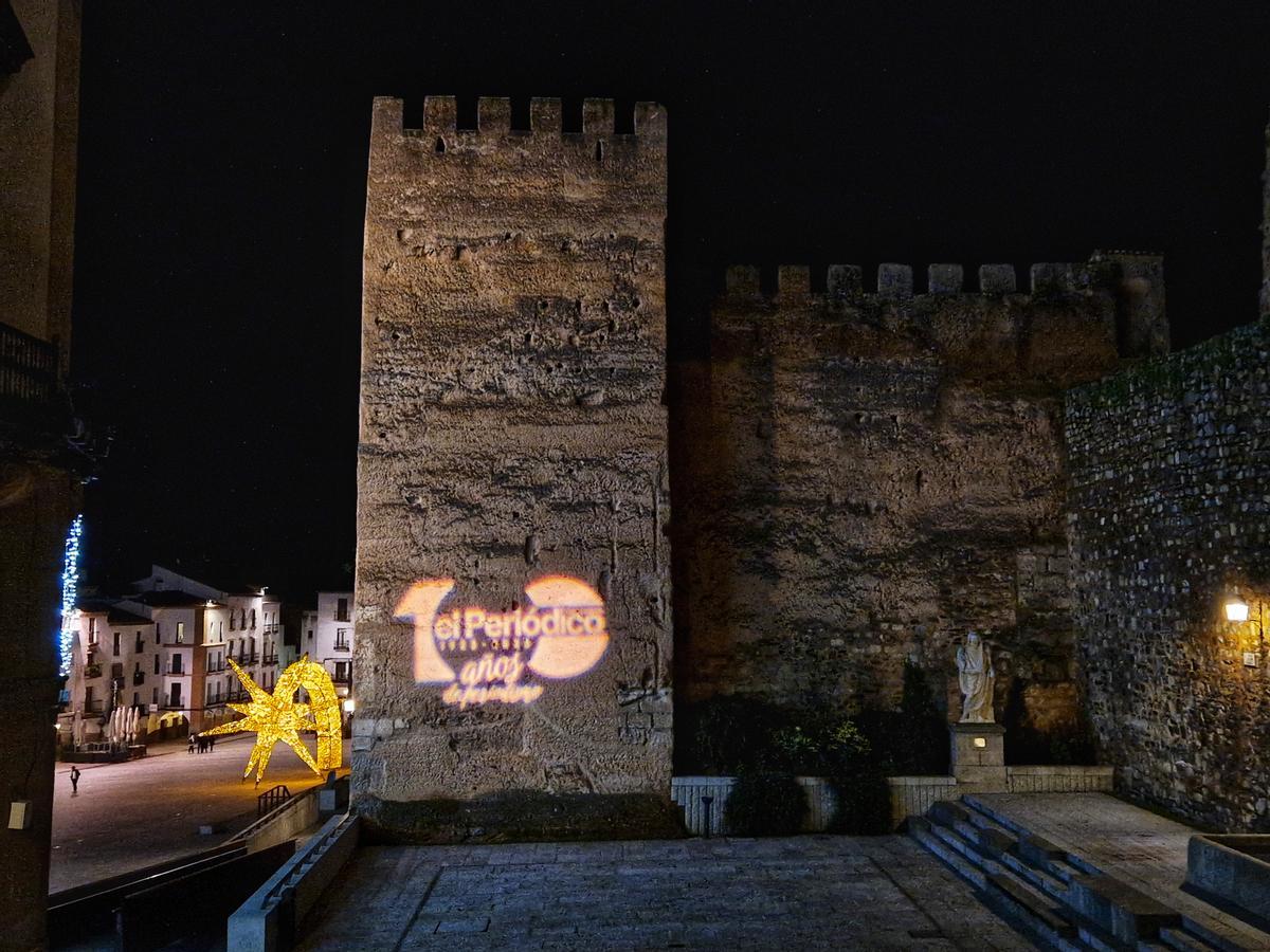 Logotipo del centenario de El Periodico Extremadura, en el foro de los Balbos de Cáceres.