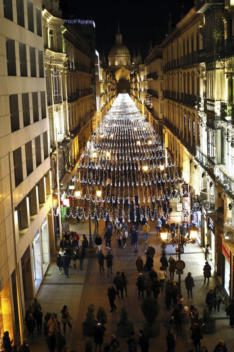 El alcalde de Zaragoza, Jorge Azcón, realiza el encendido de la iluminación navideña