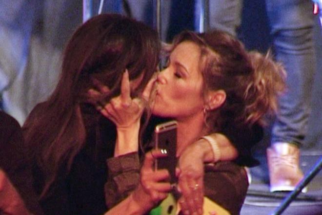 El beso de Bebe y María Esteve en el homenaje a Marisol