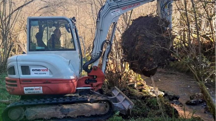 Hidrográfica actúa en el mantenimiento del río Turón