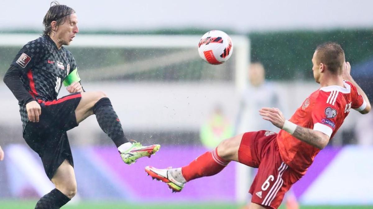 Modric, luchando por un balón, estará en Catar 2022