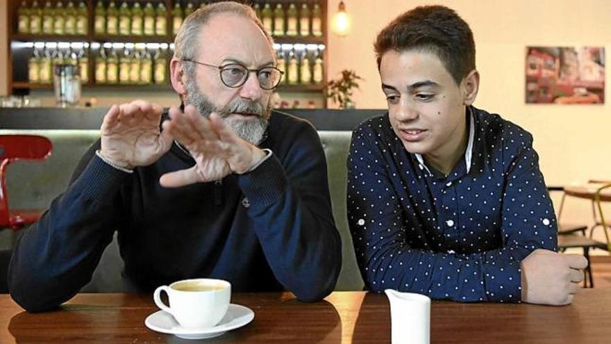 L&#039;actor Liam Cunningham amb el refugiat sirià Hussam Al-Heraki