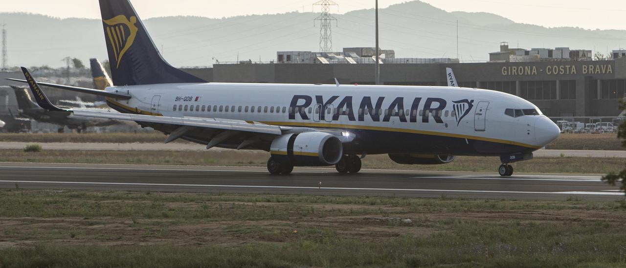Un avió de Ryanair, a la pista de l’aeroport de Girona