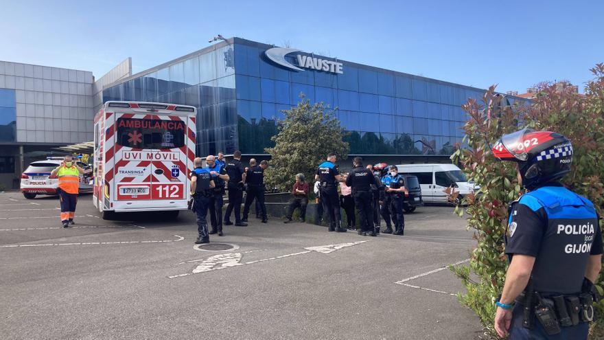 El incendio en la fábrica de Vauste de Gijón deja dos personas afectadas por inhalación de humo