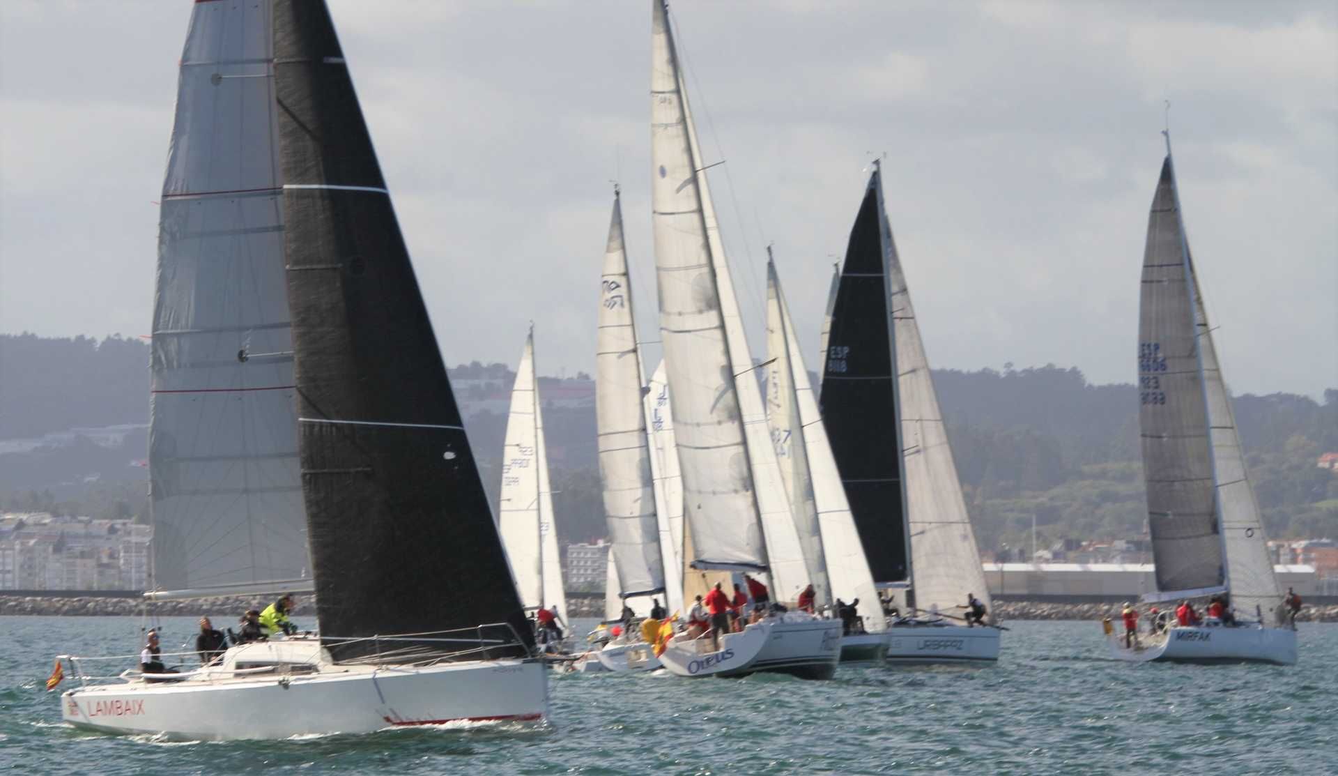 El Lambaix, en primer plazo en los primeros momentos de regata.