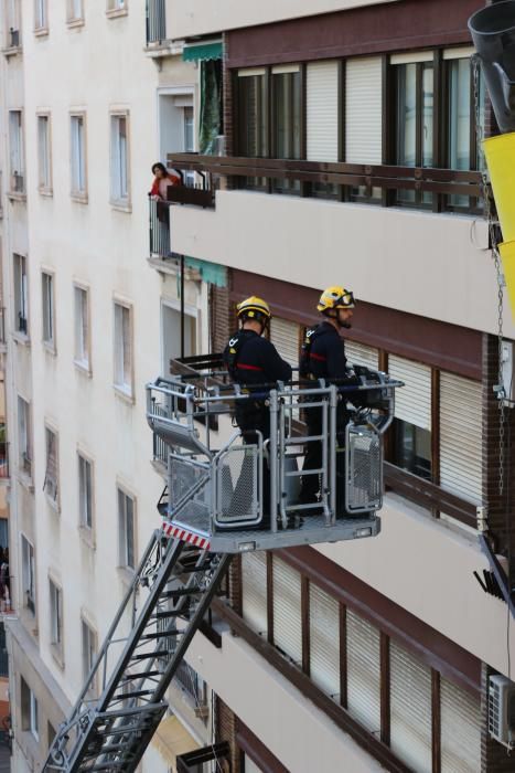 Cae un andamio de grandes dimensiones en pleno centro de Alicante