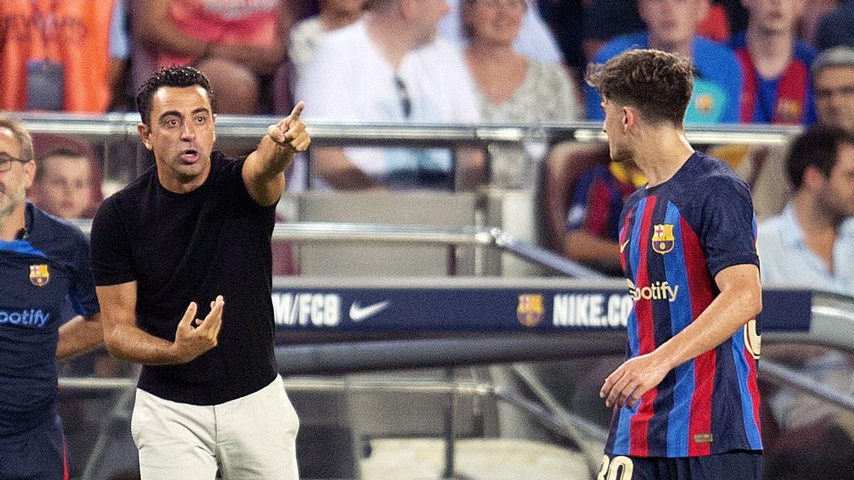 Xavi da instrucciones tácticas a Gavi durante el primer partido de liga 2022-23