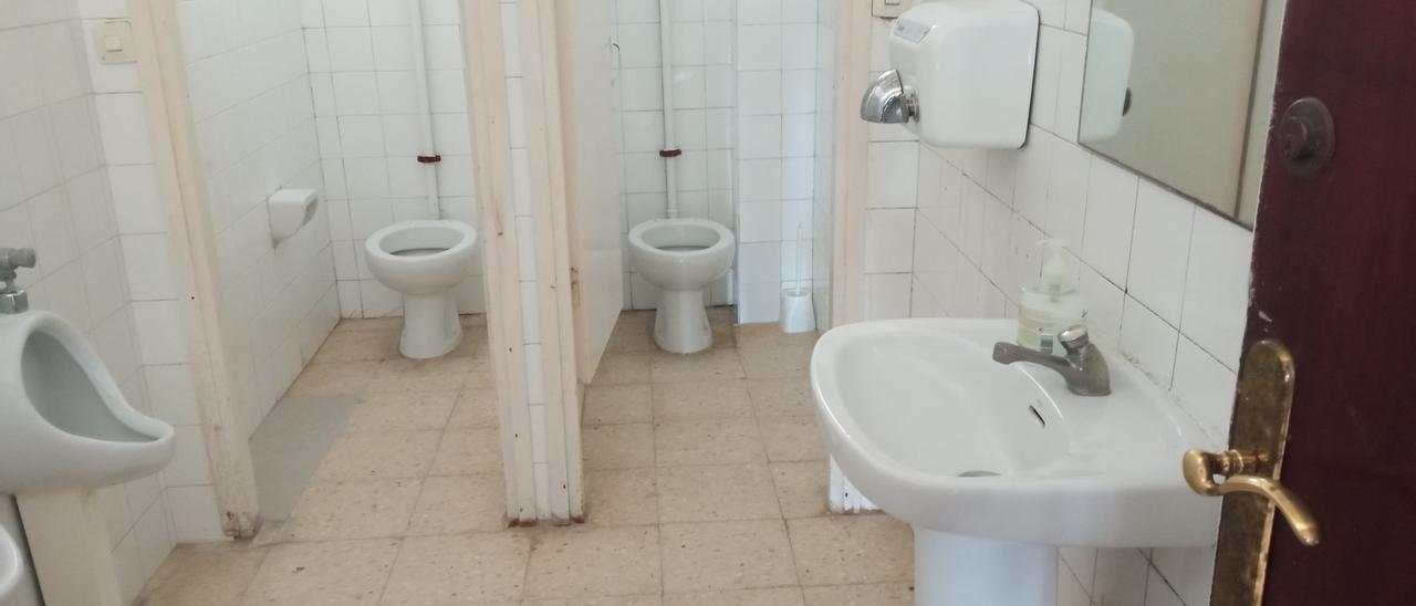 Aspecto que presentan los baños del colegio Valle Inclán.