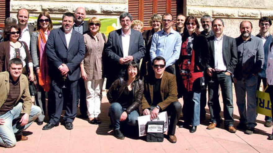 Representantes de la izquierda en la estación de Artà, en 2010.