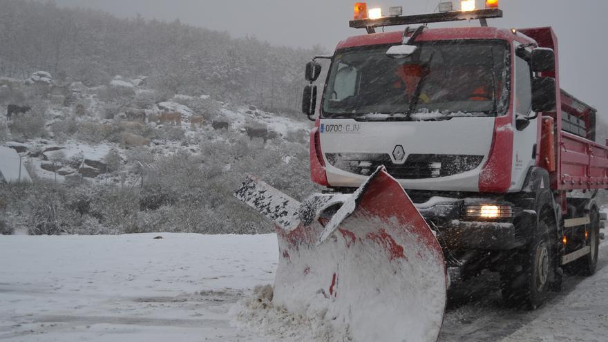 La nieve obliga a cortar dos carreteras en Castilla y León