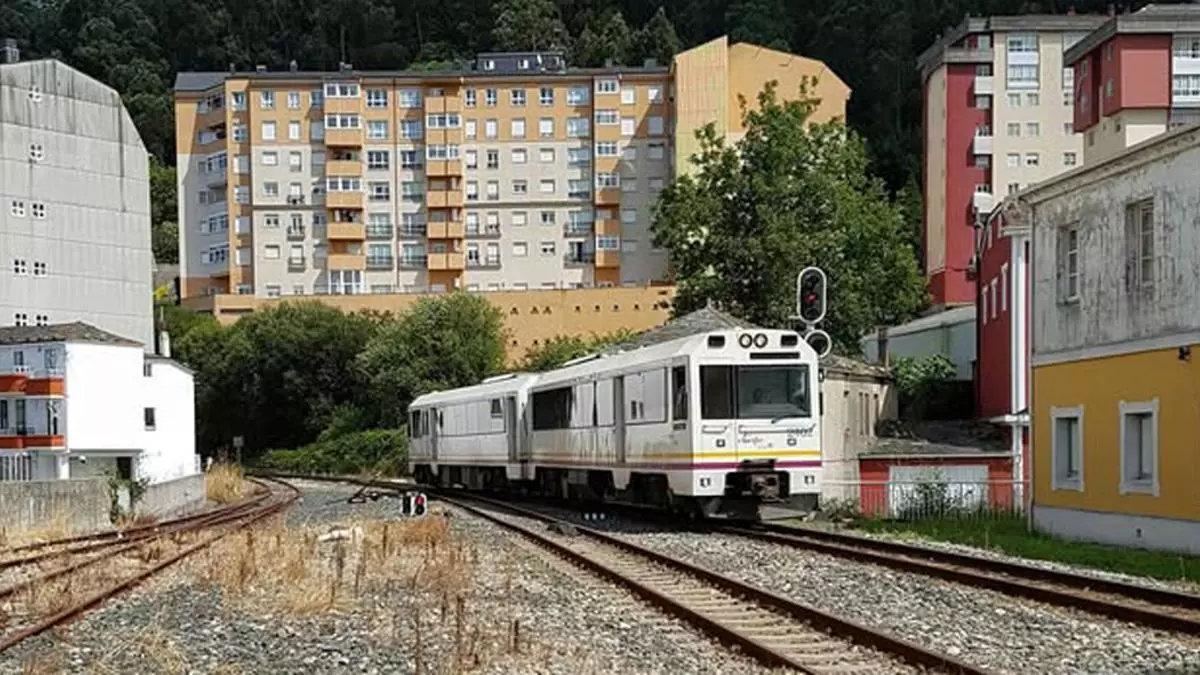 Uno de los trenes que cubren el trayecto entre Ribadeo y Ferrol, a su paso por Viveiro.