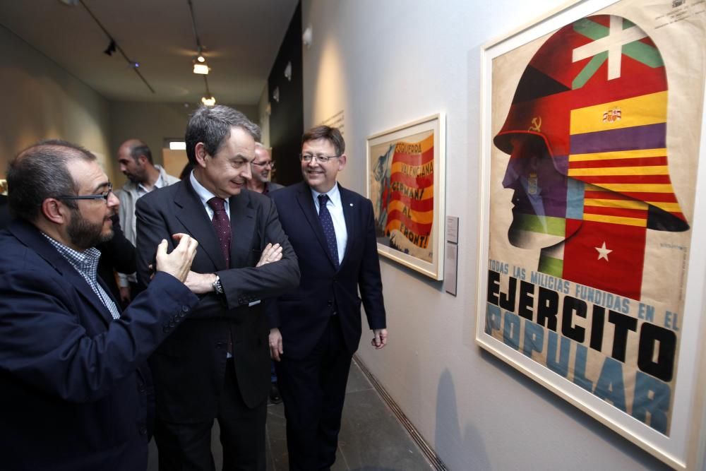 Zapatero y Puig visitan la exposición sobre la República en el MUVIN