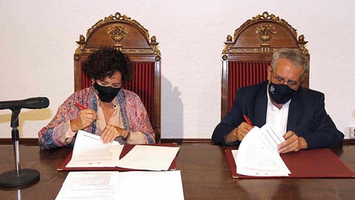 El rector de la UMA, José Ángel Narváez, y la rectora de la UGR, Pilar Aranda.