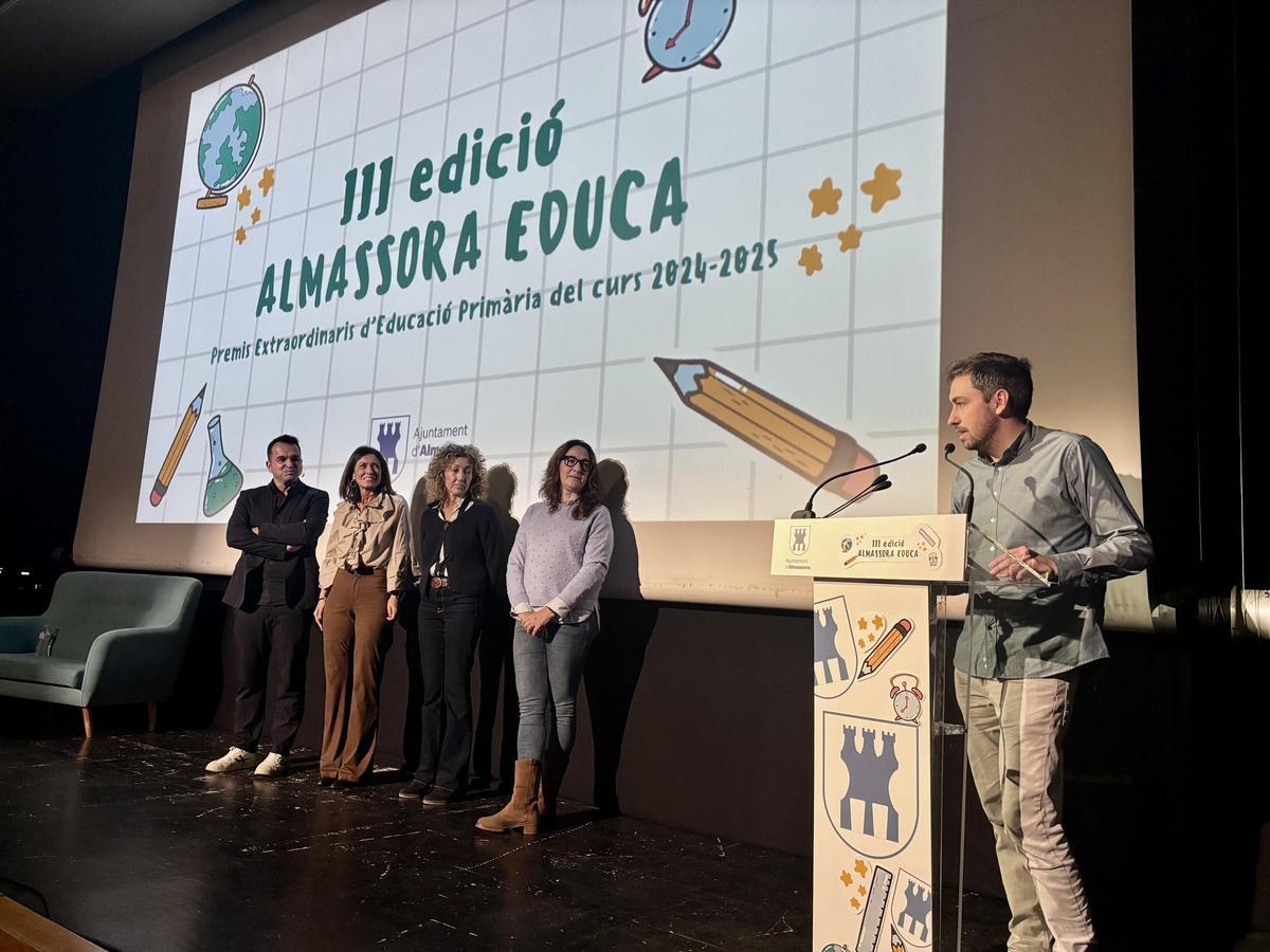 Representantes municipales y educativas, durante el acto institucional de Almassora Educa, previo a la entrega de los Premios Extraordinarios de Educación Primaria.