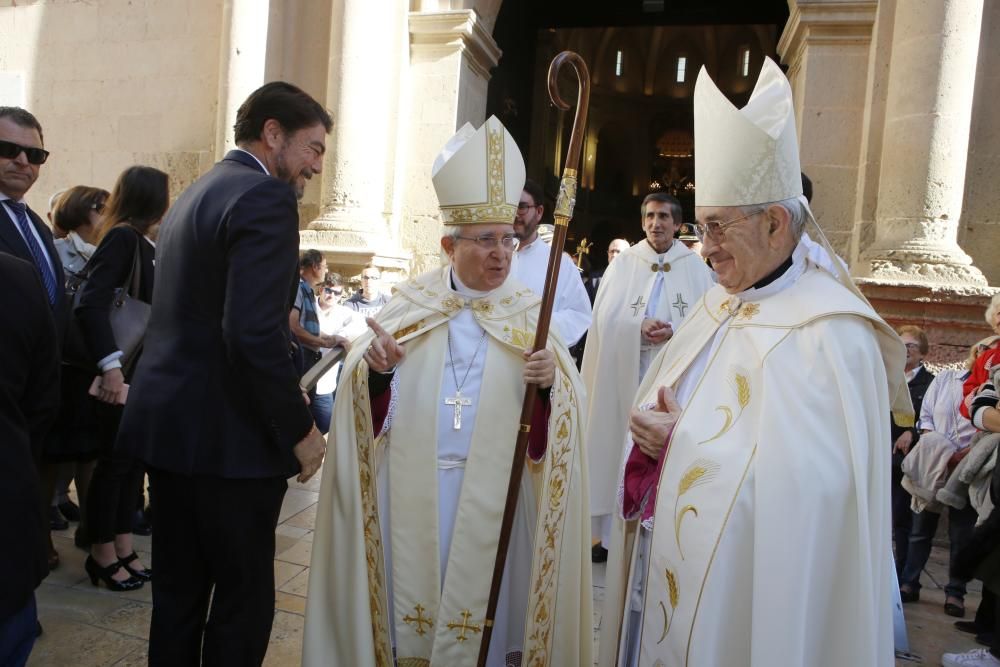 La Concatedral ha acogido hoy la solemne misa, presidida por el obispo Jesús Murgui, con motivo de San Nicolás, patrón de Alicante, según la organización.