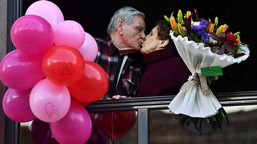 Una pareja de poienses que cumplió sus bodas de oro el año pasado en plena pandemia. | // GUSTAVO SANTOS