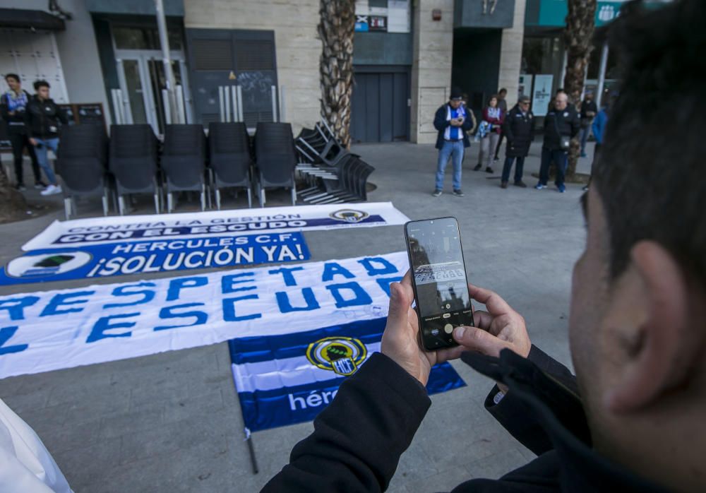 Alrededor de 400 aficionados del Hércules se manifiestan en contra de la gestión de Ortiz y Ramírez.