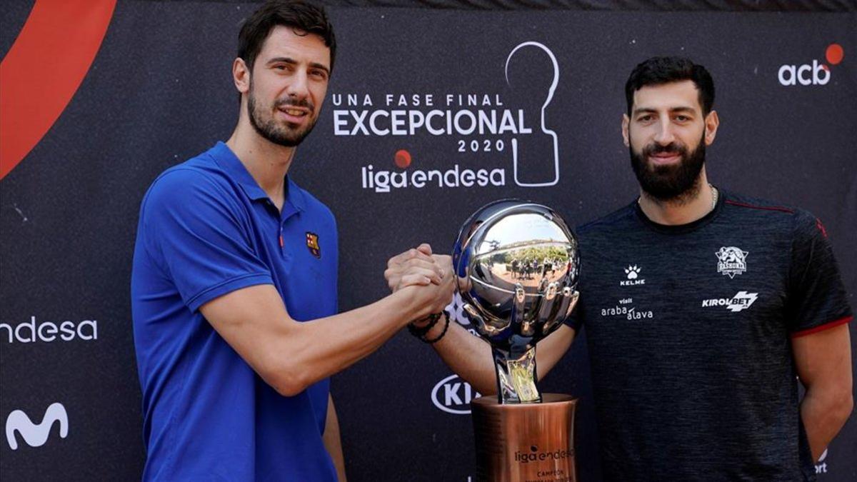 Los dos capitanes, Tomic (Barça) y Shengelia (Baskonia) posaron con el título