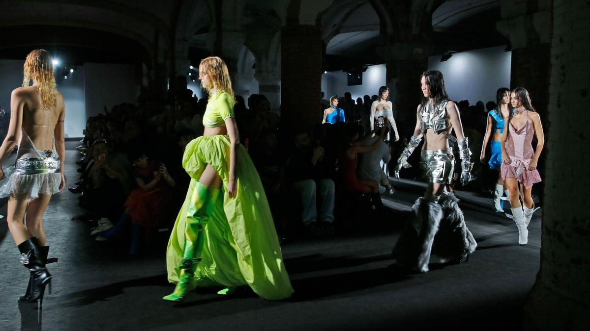 Desfile de Dominnico en el espacio modernista del Hospital de Sant Pau.