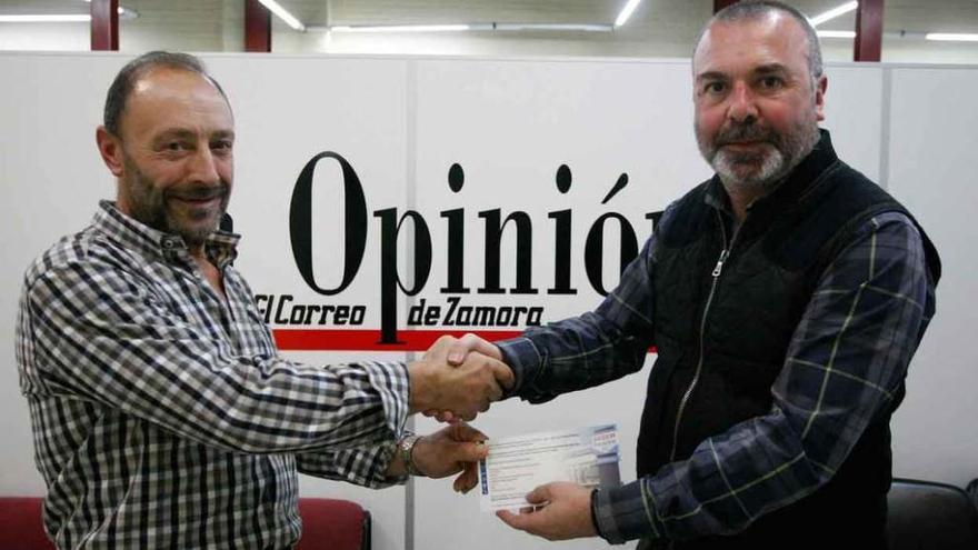 Emilio Joaquín Prieto recibe el cheque de manos de Manuel López Sueiras.