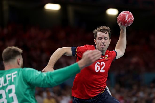 Kauldi Odriozola ante el portero alemán Andreas Wolff durante el partido de semifinal de balonmano entre Alemania y España de los Juegos Olímpicos París 2024 