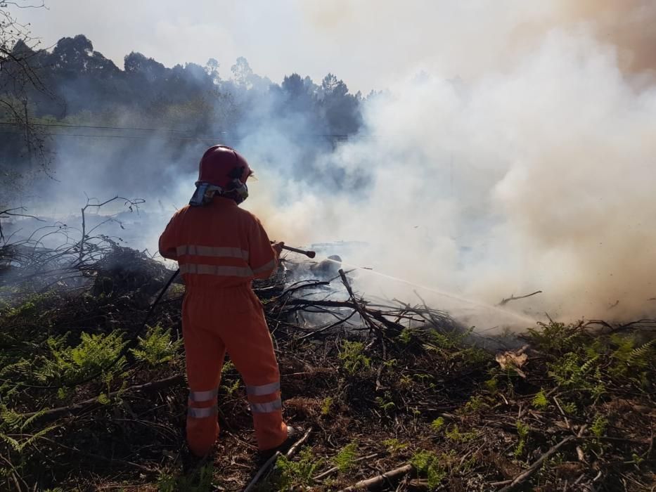 El fuego arrasa en Rianxo más de 750 hectáreas