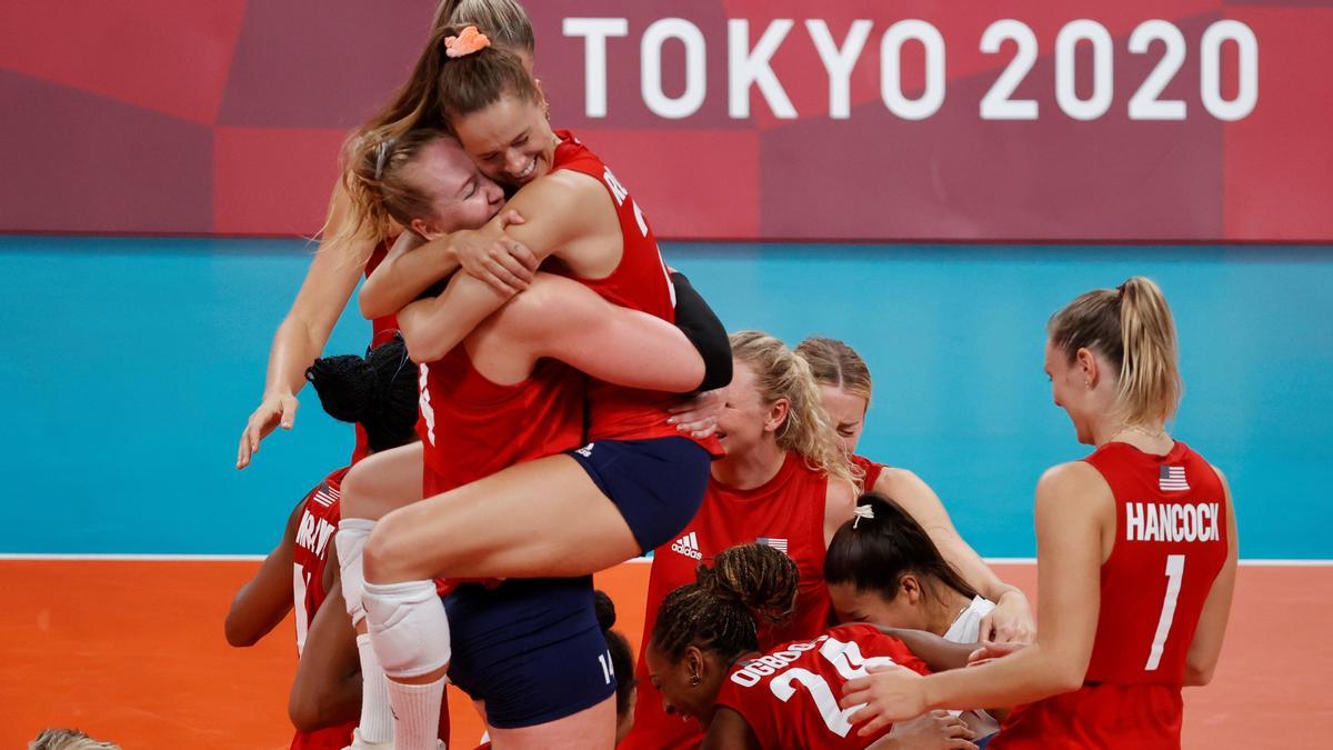Las jugadoras de EEUU celebran su victoria en la final de voleibol.