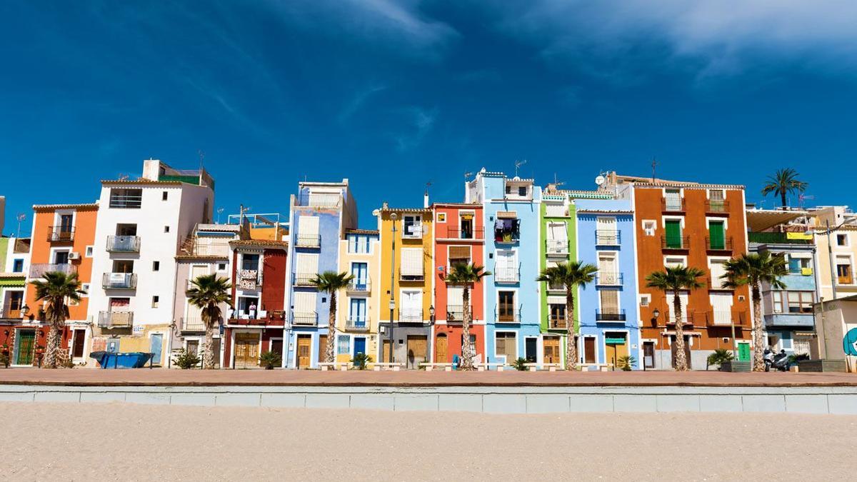 Su hermosa fachada de casas pintadas de vivos colores forman una de las postales más bellas y fotografiadas de la Costa Blanca.