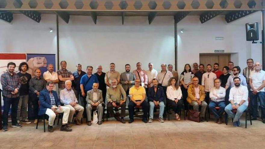 Integrantes de la asociación junto al alcalde de Santaella, José Álvarez.