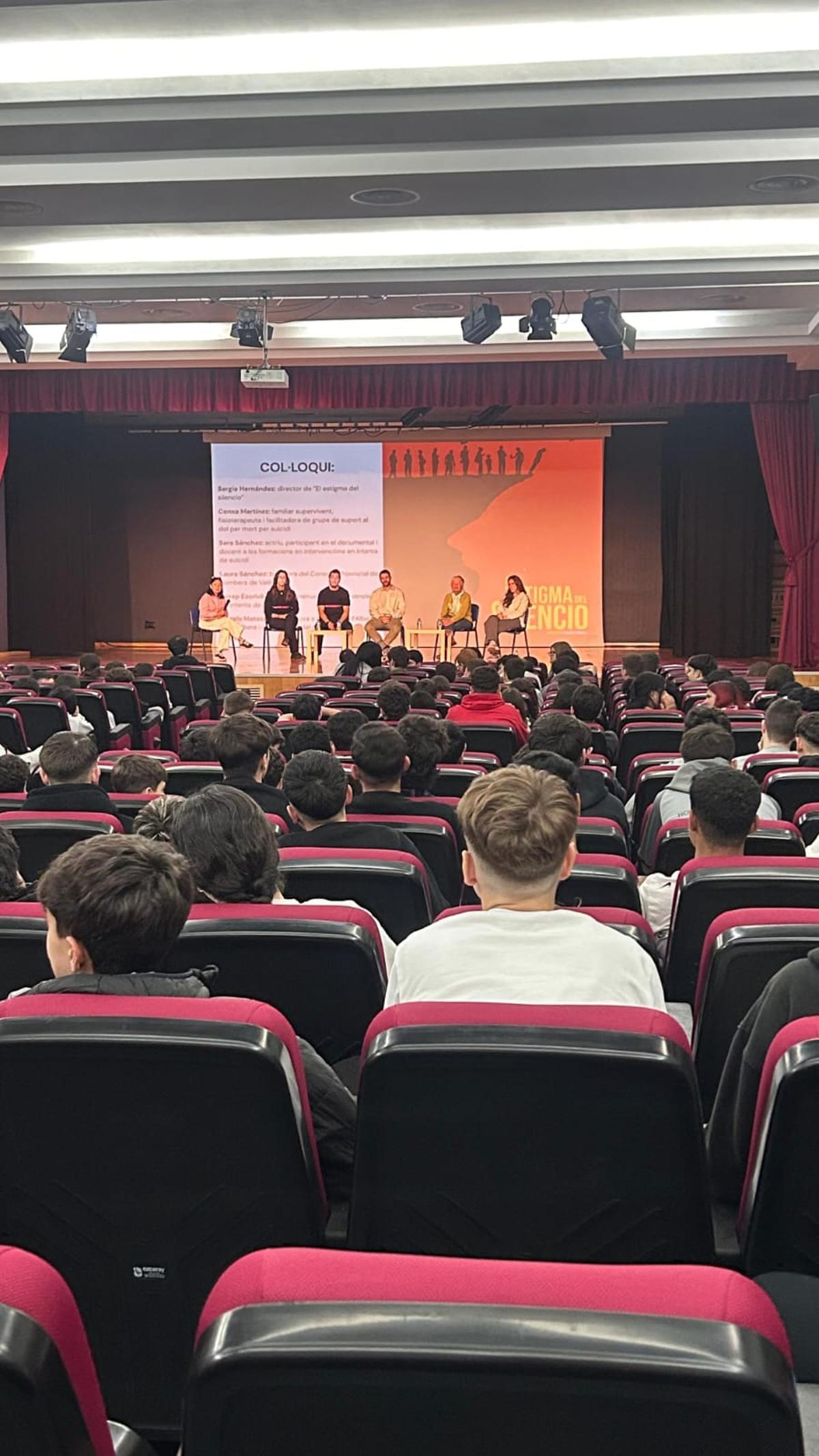 Alumnos de 3º y 4º de ESO del IES Sucro asistieron a la sesión matinal de proyección y debate.