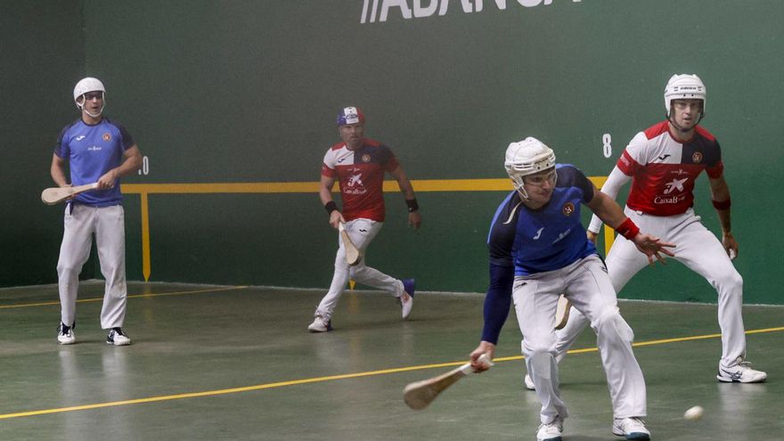 Por la izquierda, Javier Insausti, Sylvain Brefel, Mitxel Fernández y Mikel Sanz, ayer, en el Grupo. | MARCOS LEÓN