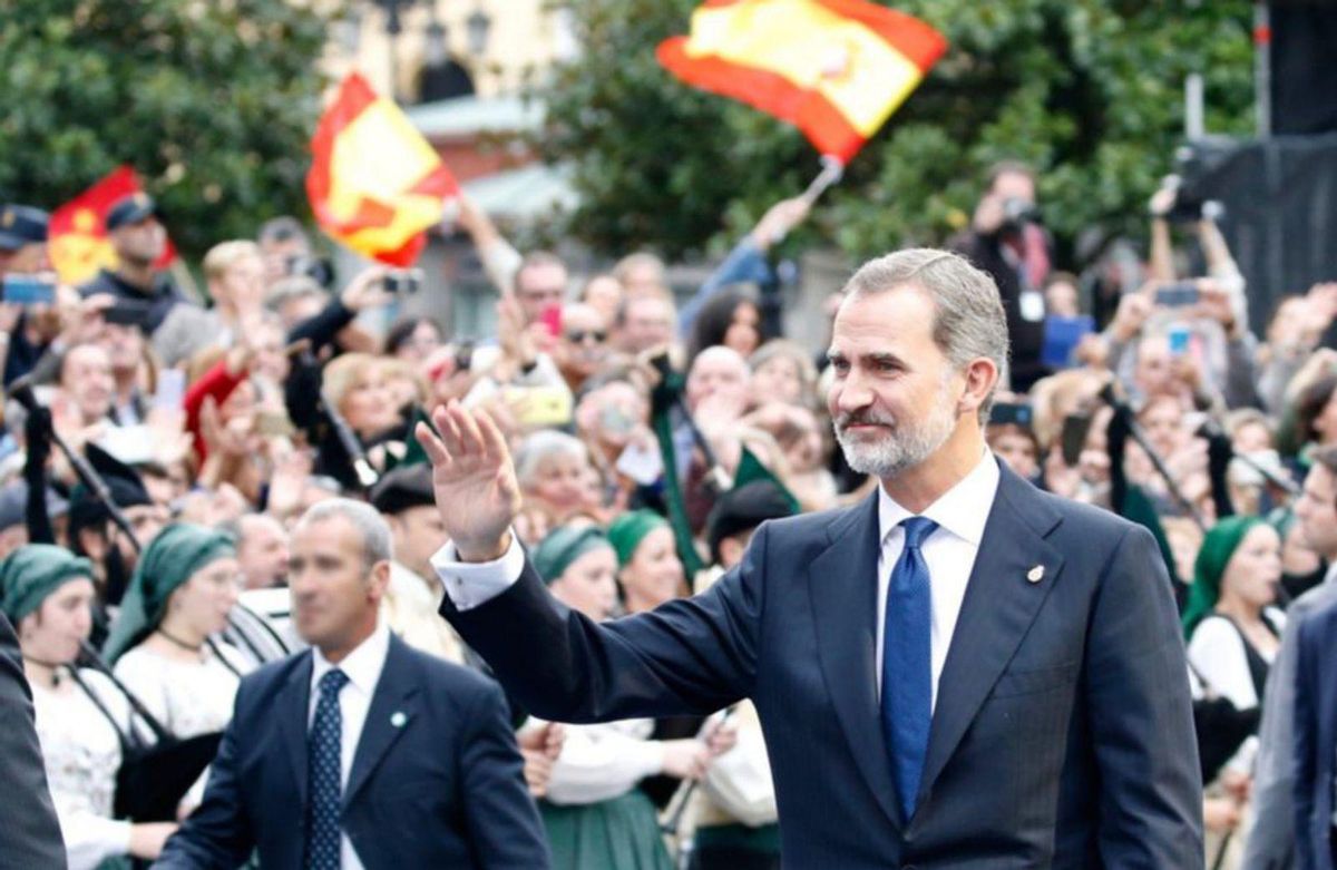 De arriba a abajo, Felipe VI saluda a la multitud durante su visita a Oviedo para la entrega de los premios «Princesa de Asturias», en 2019; la Princesa de Asturias jura bandera, en 2023; la Princesa y supadre, el día en que le impuso el Toisón de Oro, en 2018; los reyes en 2014, viajando en tren a la entrega de los Premios Nacionales de Innovacion y Diseño en Valladolid.