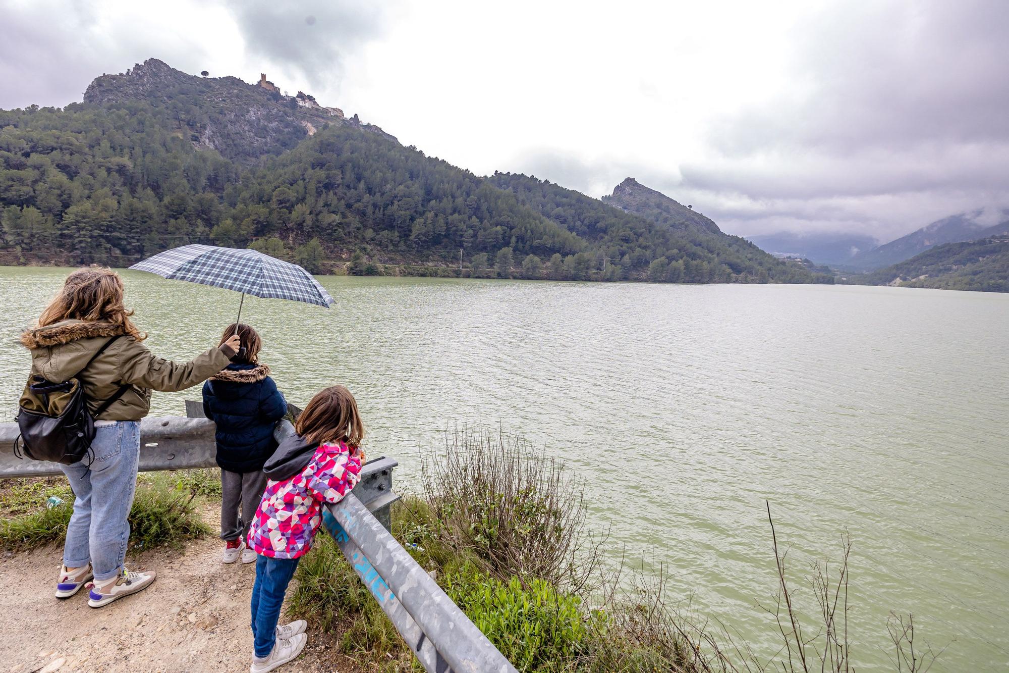 Las lluvias obligan a abrir las compuertas del embalse de Guadalest que se encuentra al límite de su capacidad.