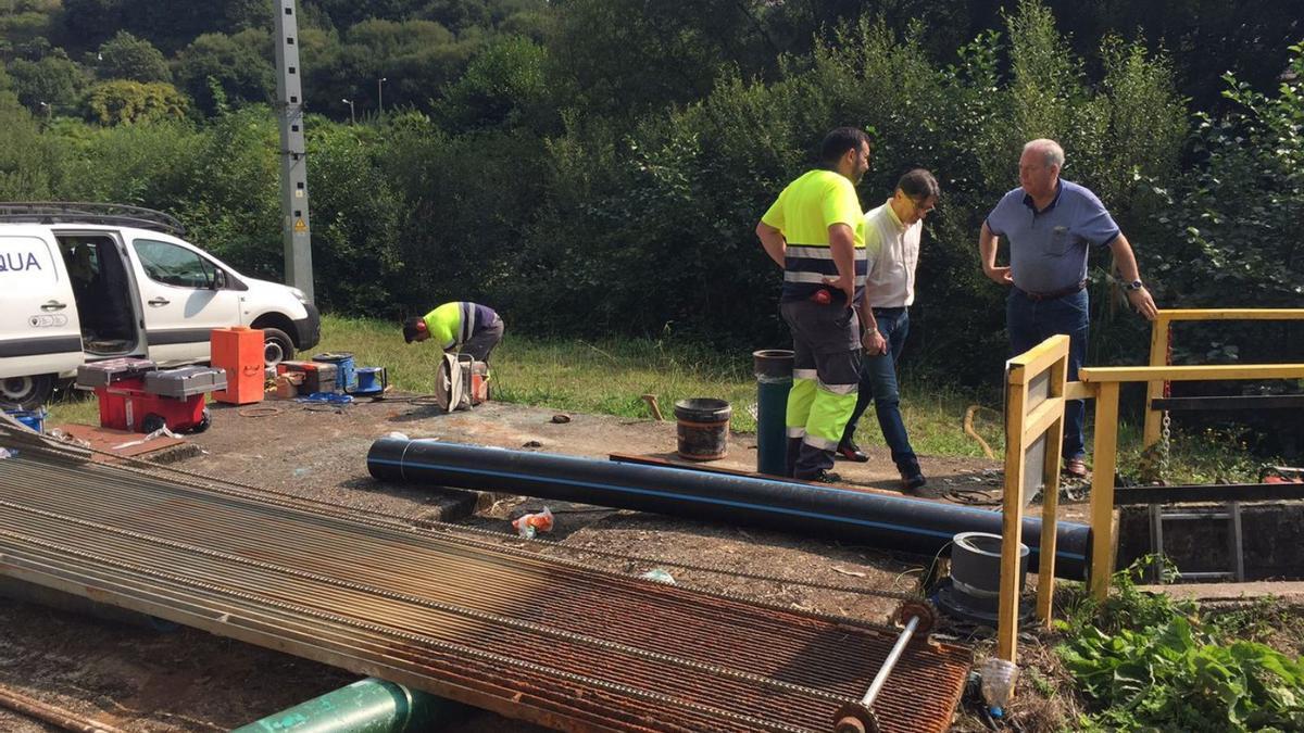 Imagen de archivo de obras en la red de agua en Betanzos, el segundo servicio que más cuesta. |   // L.O.