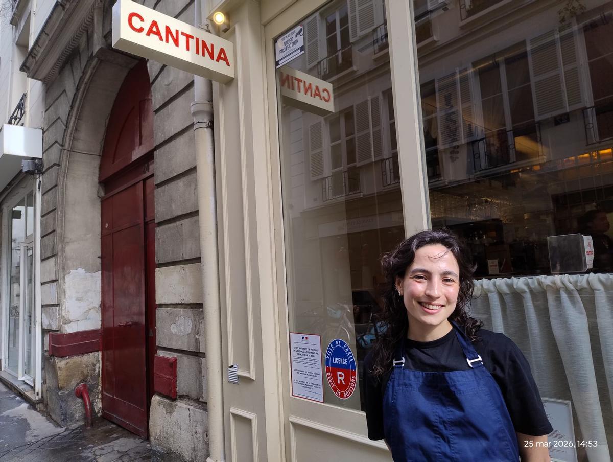 Cecilia delante del restaurante Cantina de París.