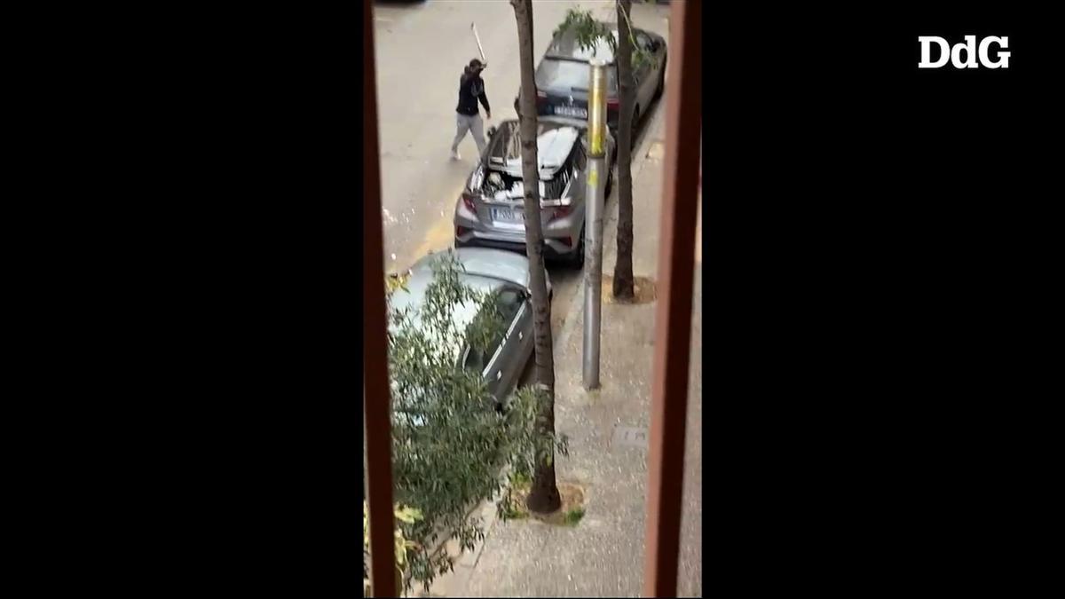 Així actuava el jove que ha destrossat vehicles a l'Eixample de Girona
