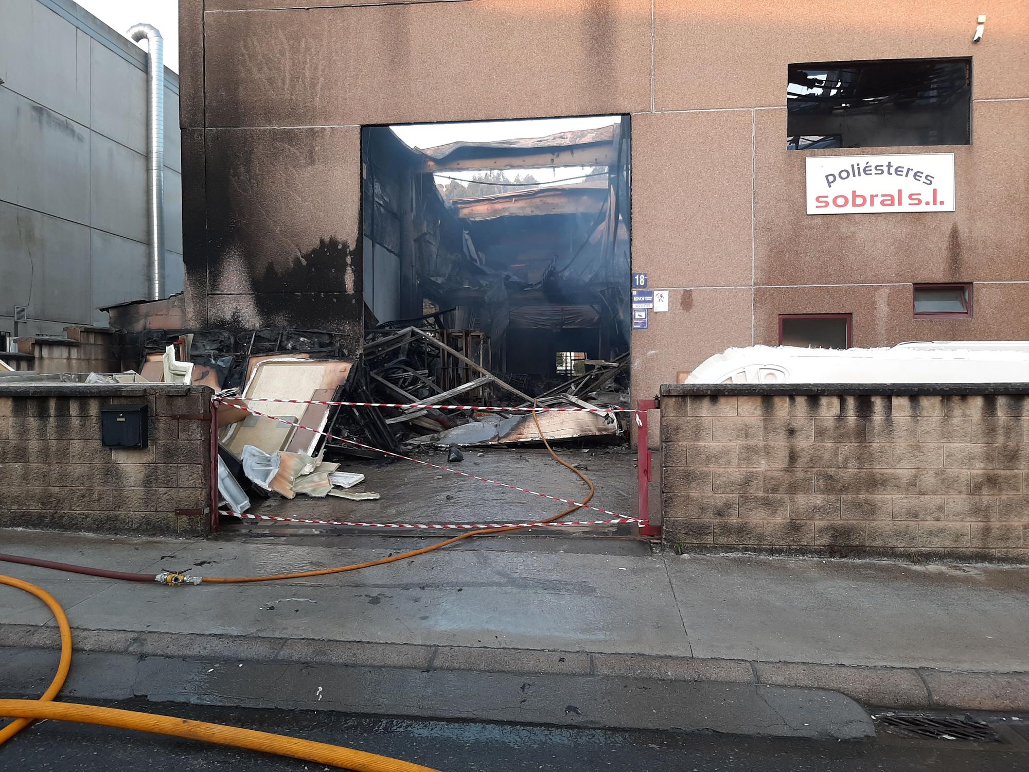 El incendio en una fábrica del polígono de Castiñeiras, en Bueu (II)