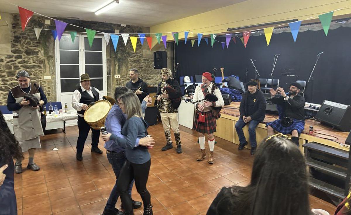 Boa acollida das Noites de Raíz en Callobre |