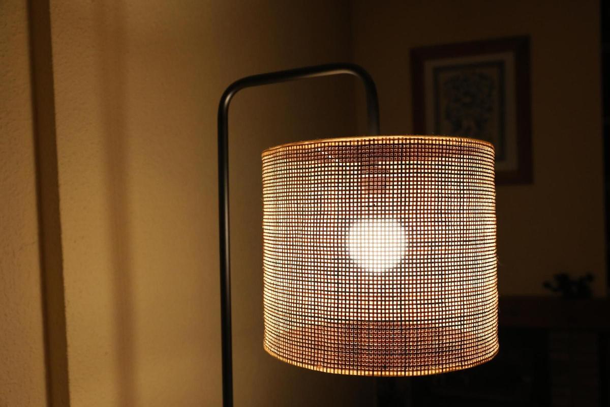 El preu de la llum dona un respir a la Nit de Nadal i baixa un 19%, fins als 311 euros/MWh