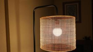 El preu de la llum dona un respir a la Nit de Nadal i baixa un 19%, fins als 311 euros/MWh