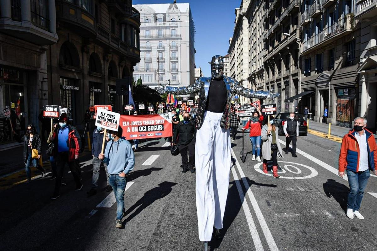 Manifestantes contra la orden de la Generalitat que cierra bares y restaurantes durante 15 días en Catalunya.