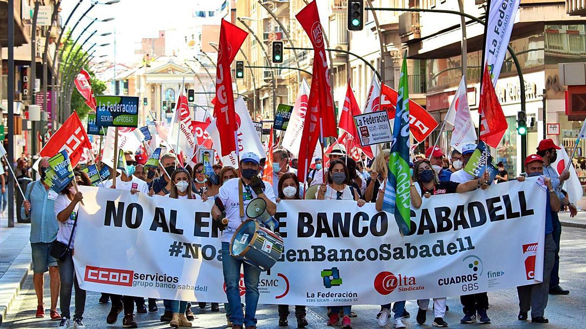 Marcha de los trabajadores del Banco Sabadell por la Gran Vía de Murcia. | JUAN CARLOS CAVAL