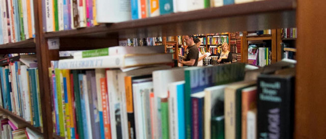 Algunos de los libros donados, expuestos a los clientes en la librería de segunda mano El Rincón del Lector, en San Juan.