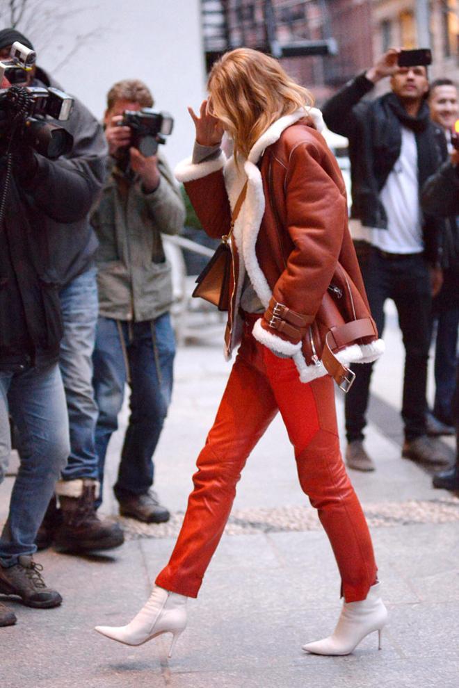 El look de invierno con pantalón rojo de Rosie Huntington-Whiteley