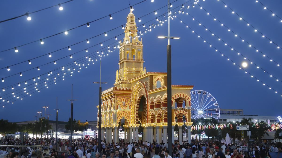 Imagen de la Feria de Mayo con la portada iluminada.