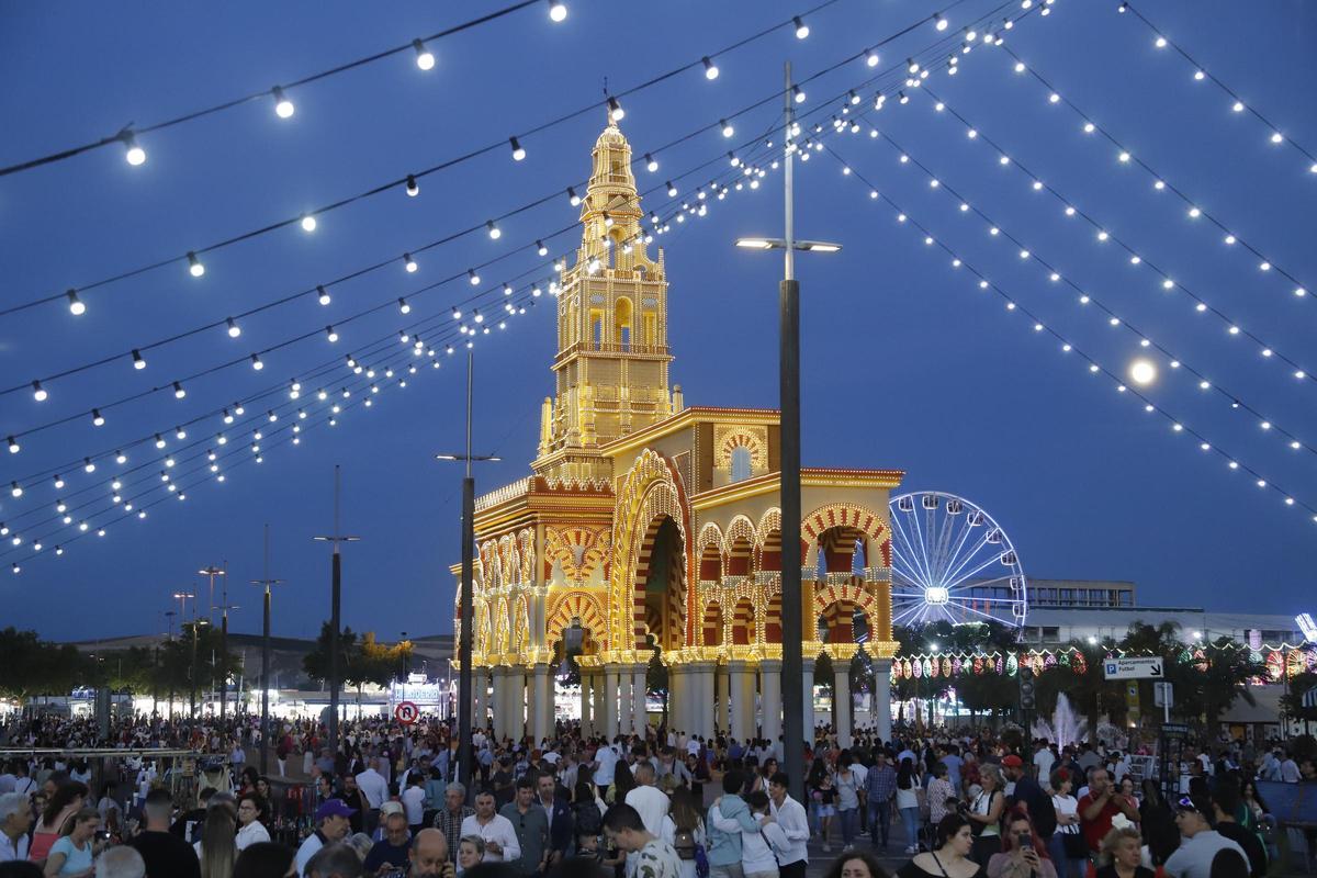 Córdoba Feria de Mayo recinto ferial de El Arenal portada de feria al anochecer noche iluminada