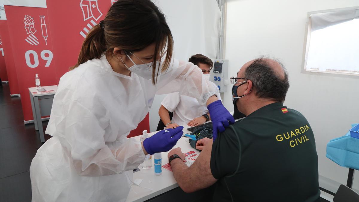 Imagen de un guardia civil siendo vacunado el pasado mes de marzo en el hospital de campaña de Castelló.